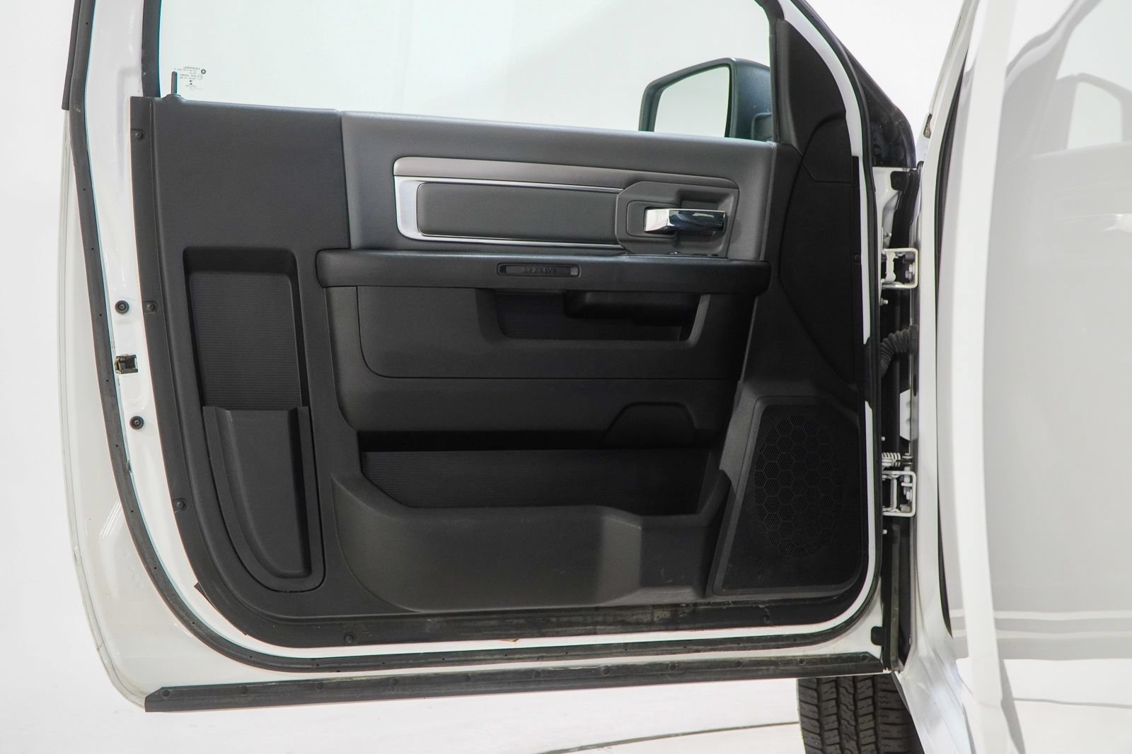 Used 2022 RAM 1500 Classic SLT AWD/4WD image 18