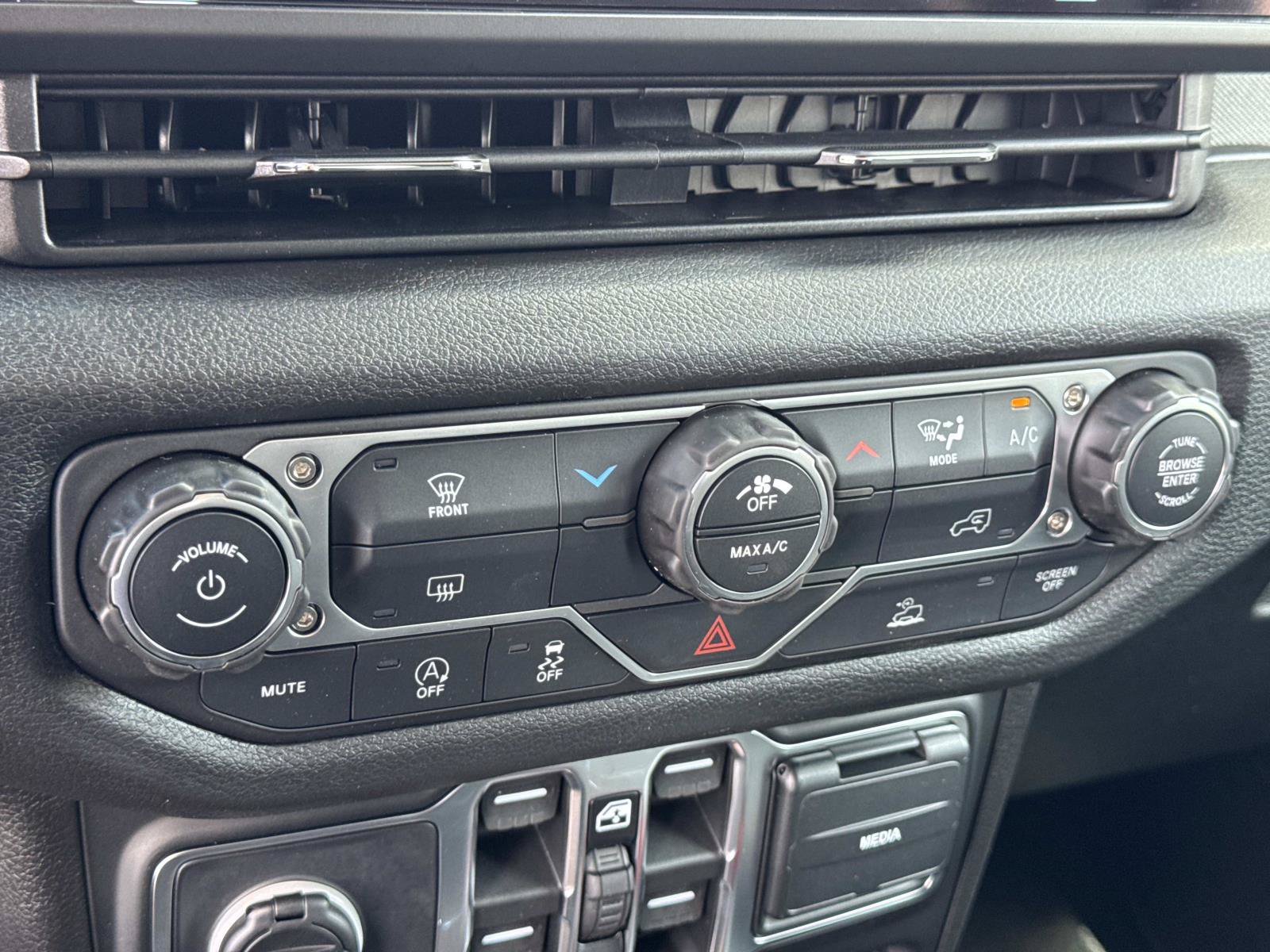 New 2026 Jeep Gladiator Sport AWD/4WD image 16