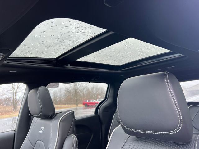 New 2026 Chrysler Pacifica Limited w/ Uconnect Theater Family Group image 9