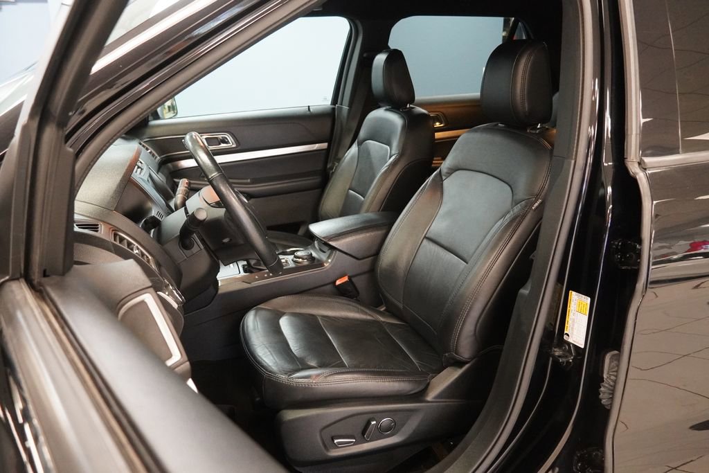 Used 2018 Ford Explorer XLT w/ Equipment Group 202A image 5