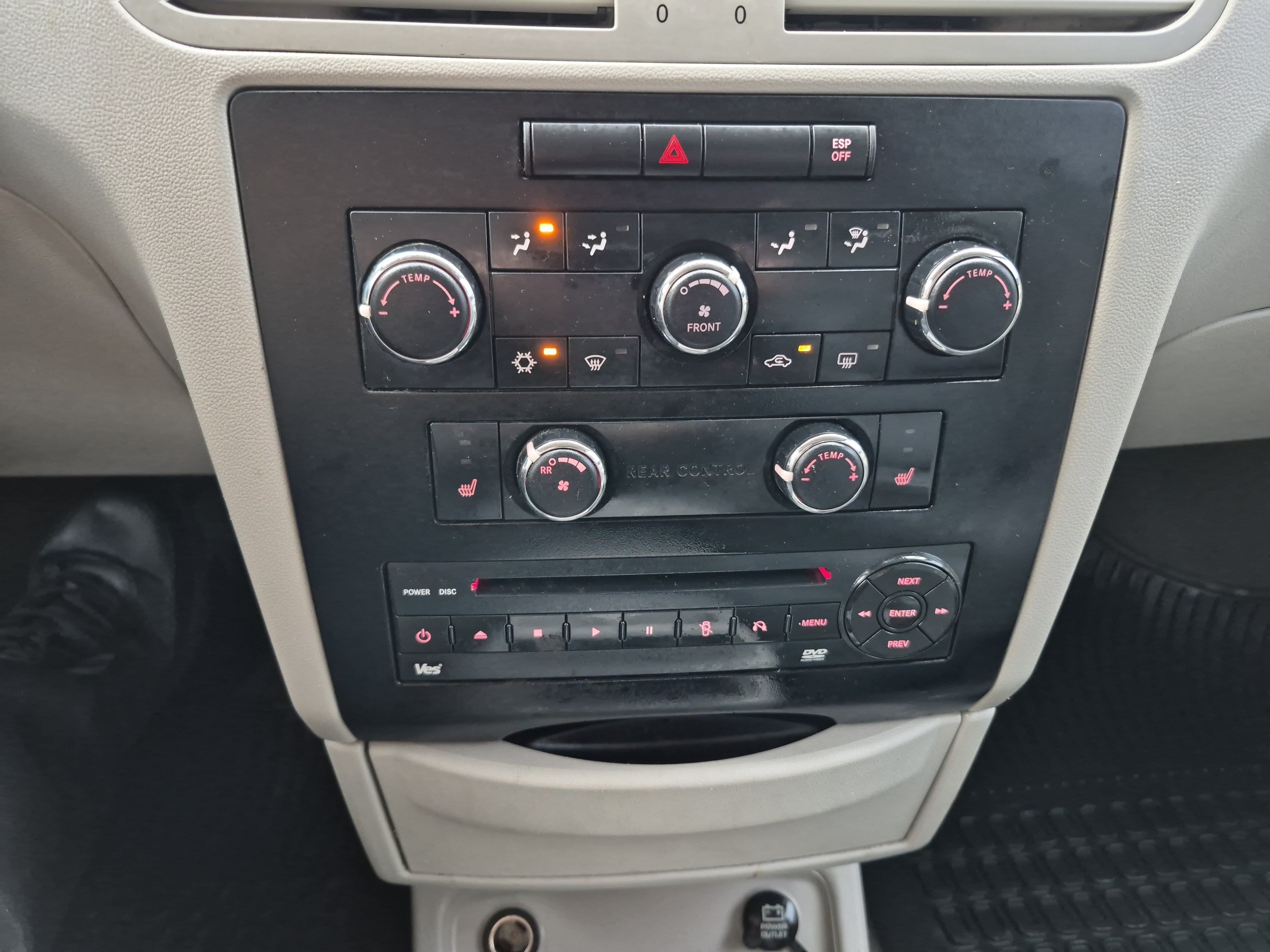 Used 2010 Volkswagen Routan SE FWD image 30