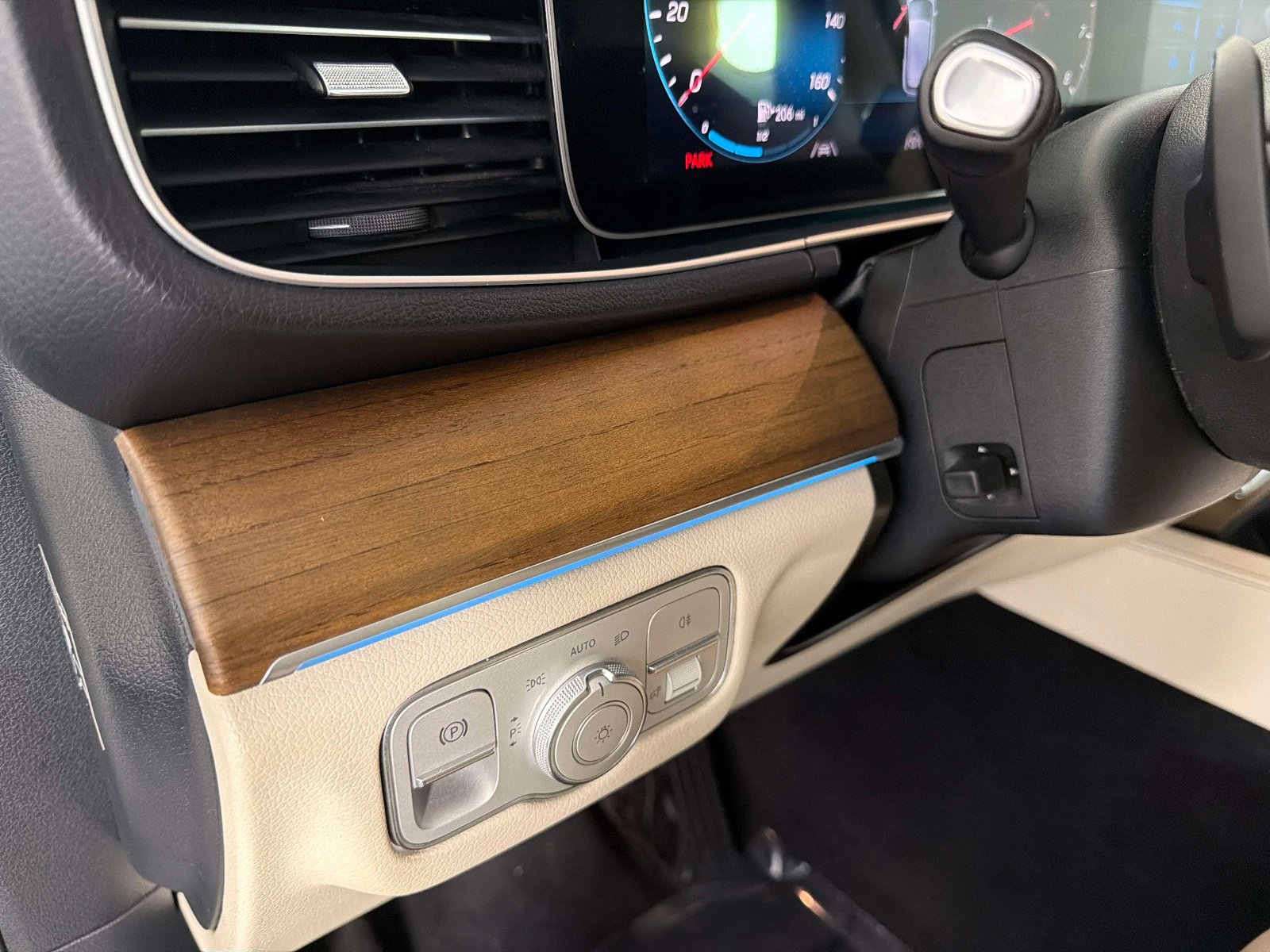 Used 2025 Mercedes-Benz GLC 350e 4MATIC image 38