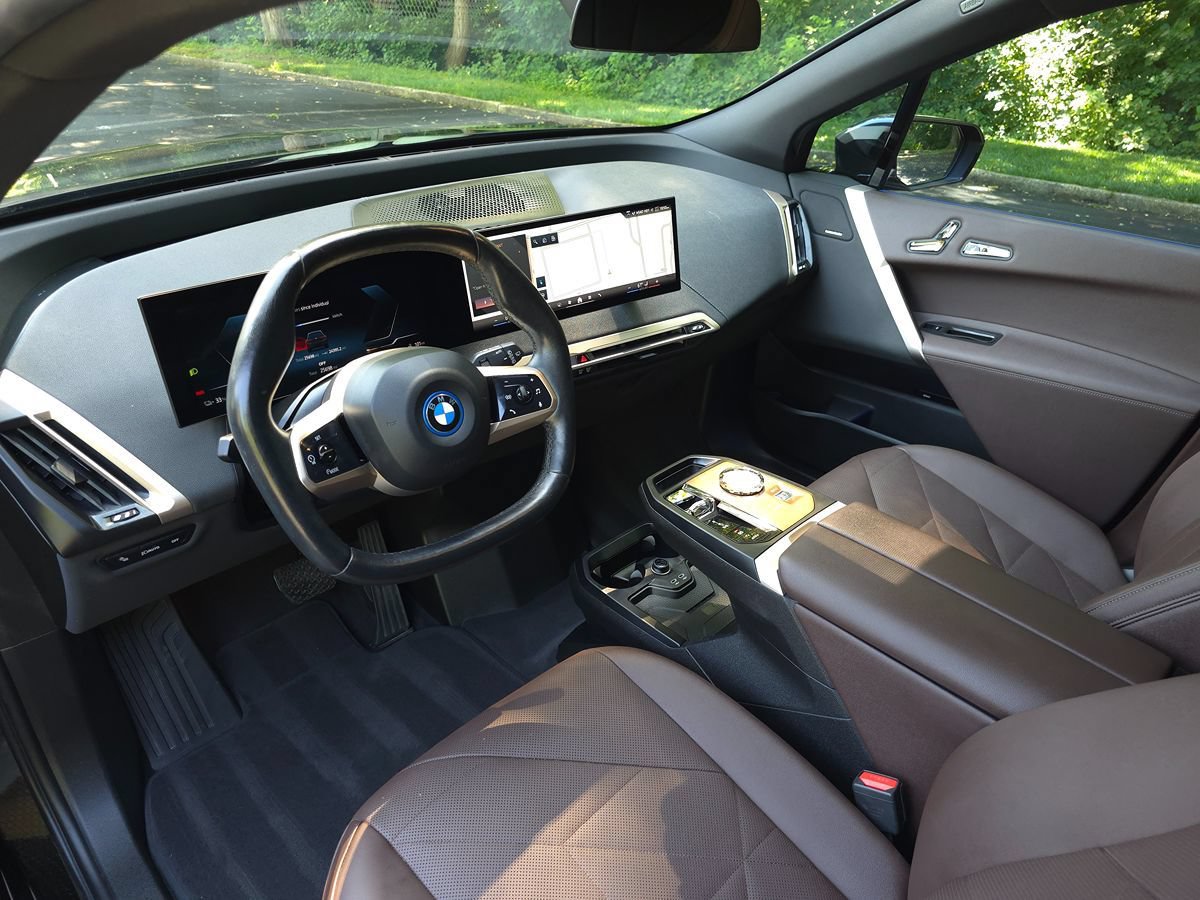 Used 2024 BMW iX xDrive50 w/ Premium Package AWD/4WD image 2