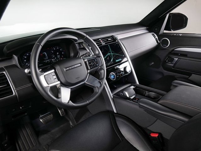 Certified 2025 Land Rover Discovery Dynamic SE AWD/4WD image 17