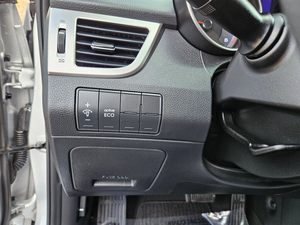 Used 2017 Hyundai Elantra GT image 17