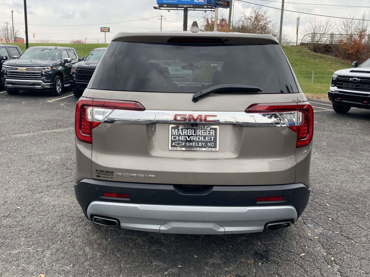 Used 2023 GMC Acadia SLE image 5