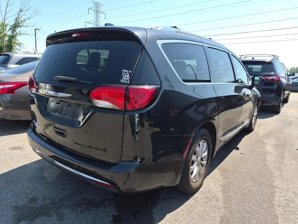 Used 2019 Chrysler Pacifica Touring-L FWD image 4