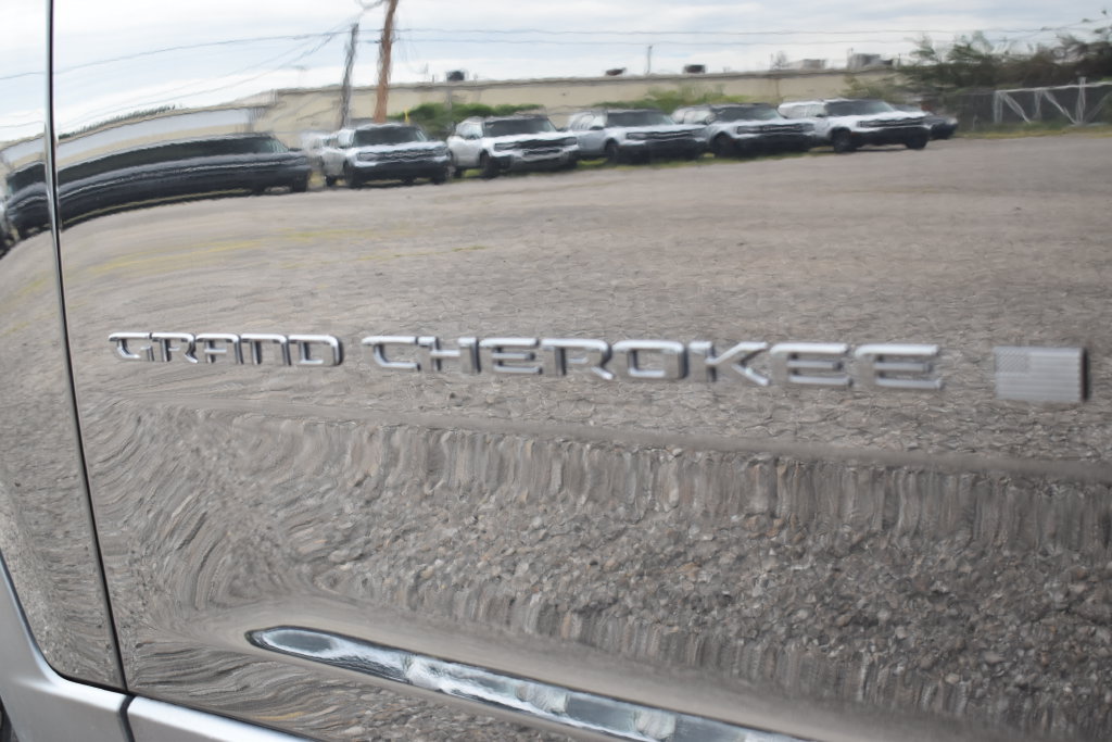 Used 2023 Jeep Grand Cherokee Altitude AWD/4WD image 10