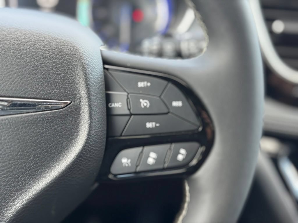 Certified 2025 Chrysler Pacifica Limited FWD image 28