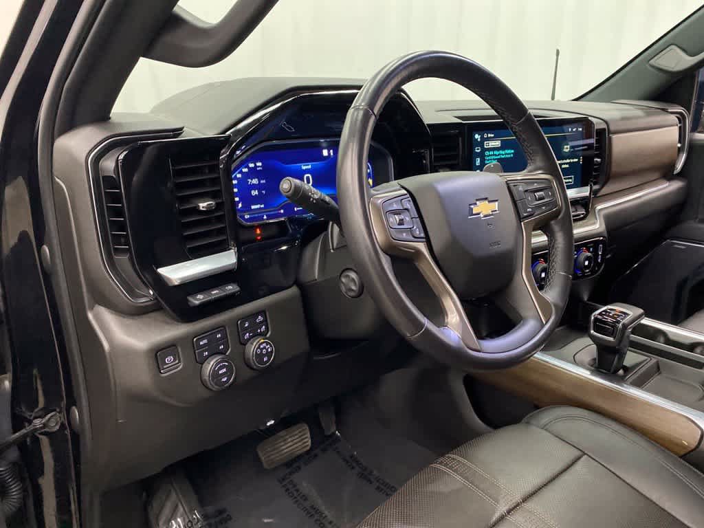 Used 2022 Chevrolet Silverado 1500 High Country w/ High Country Premium Package AWD/4WD image 2