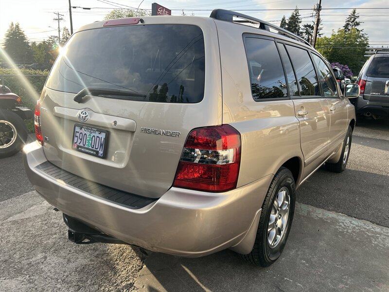 Used 2005 Toyota Highlander 2WD V6 w/ 3rd Row image 5