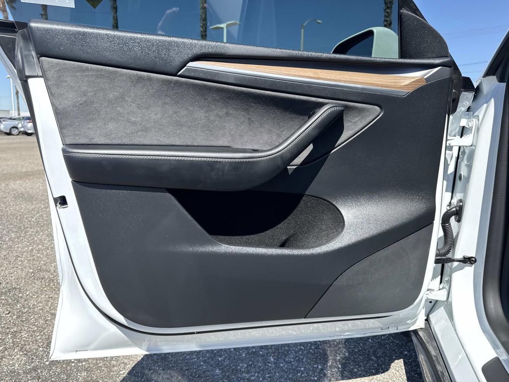 Used 2022 Tesla Model Y Long Range image 16