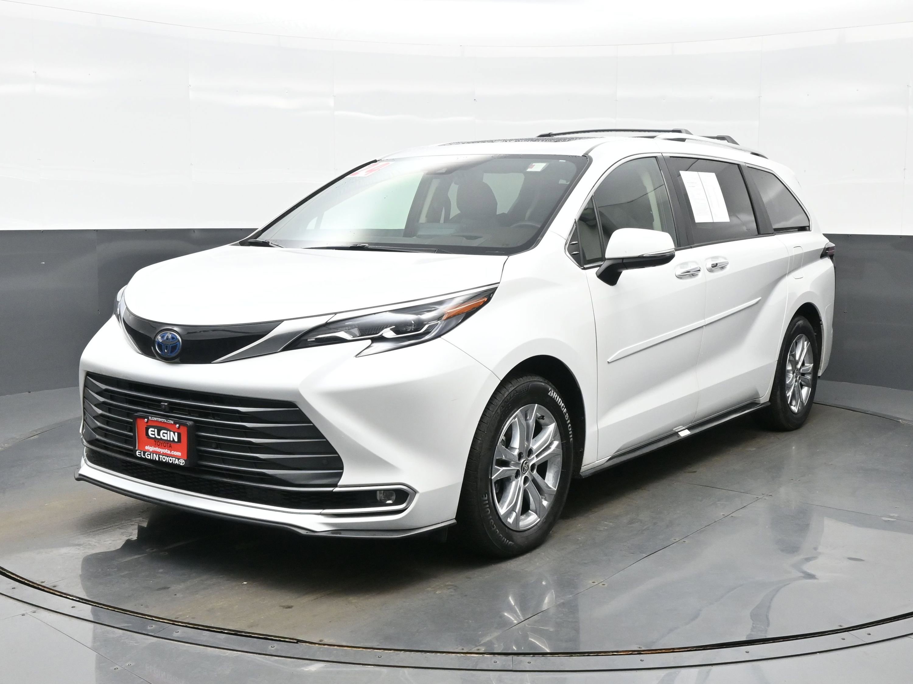 Used 2024 Toyota Sienna Platinum image 2