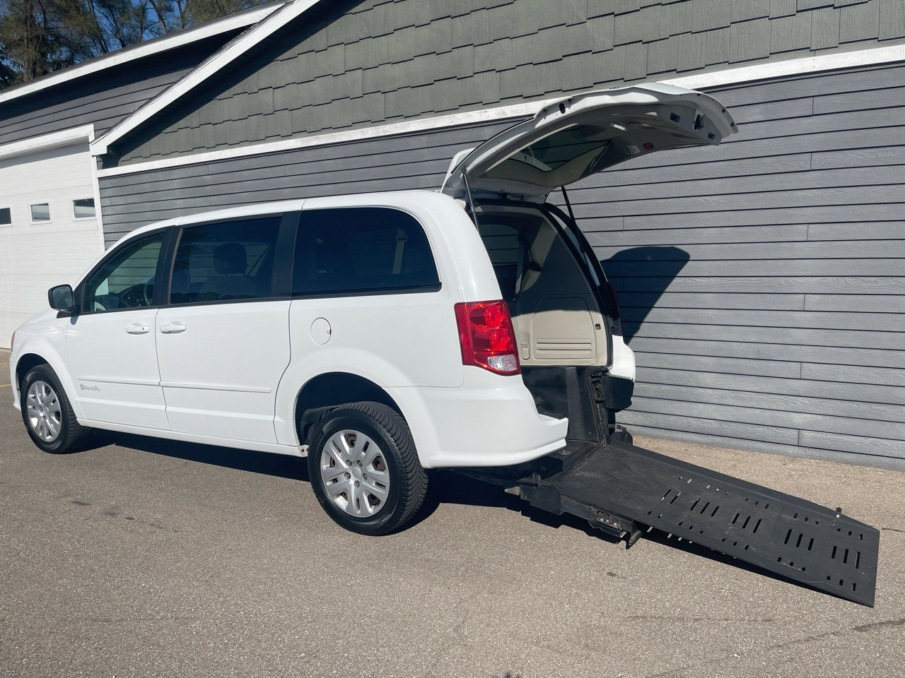 Used 2015 Dodge Grand Caravan SE w/ Quick Order Package 29E SE image 2