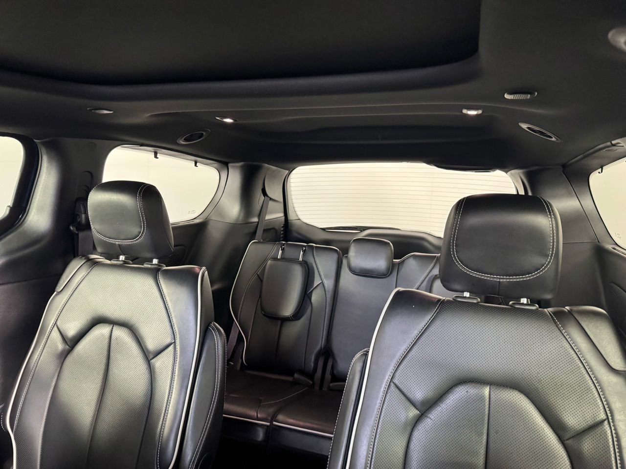 Used 2025 Chrysler Pacifica Limited image 5