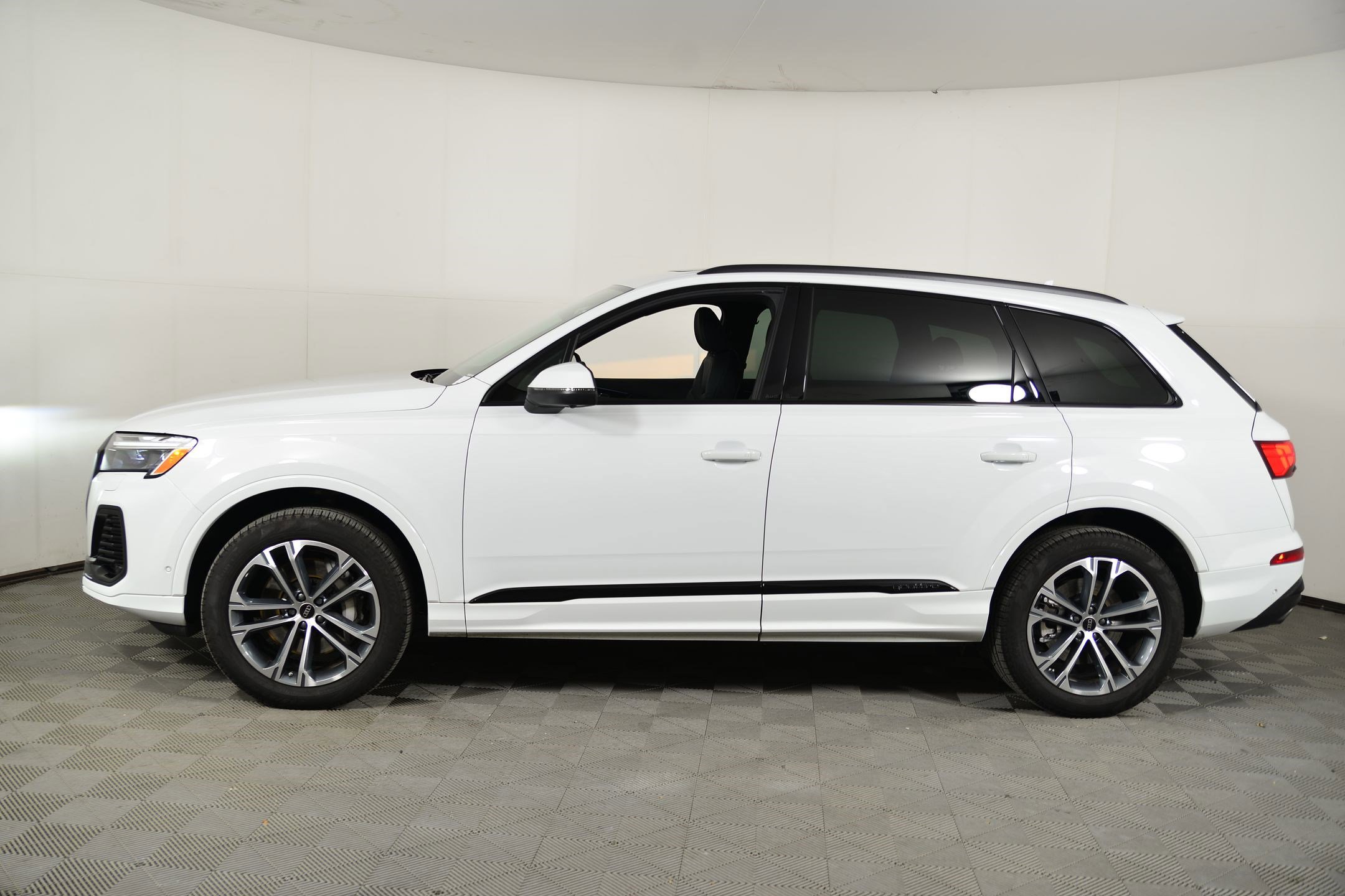 Certified 2025 Audi Q7 2.0T Premium Plus w/ Premium Plus Package image 2