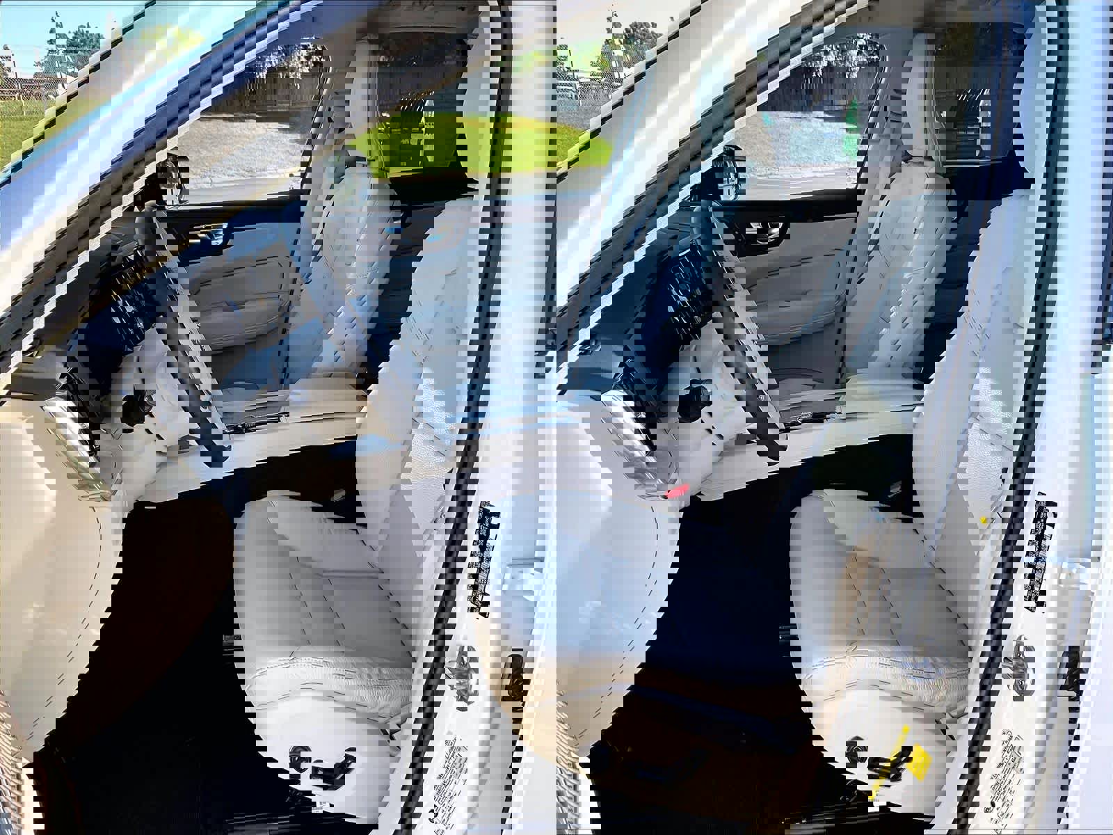 Used 2023 Volvo XC60 T8 Plus image 27