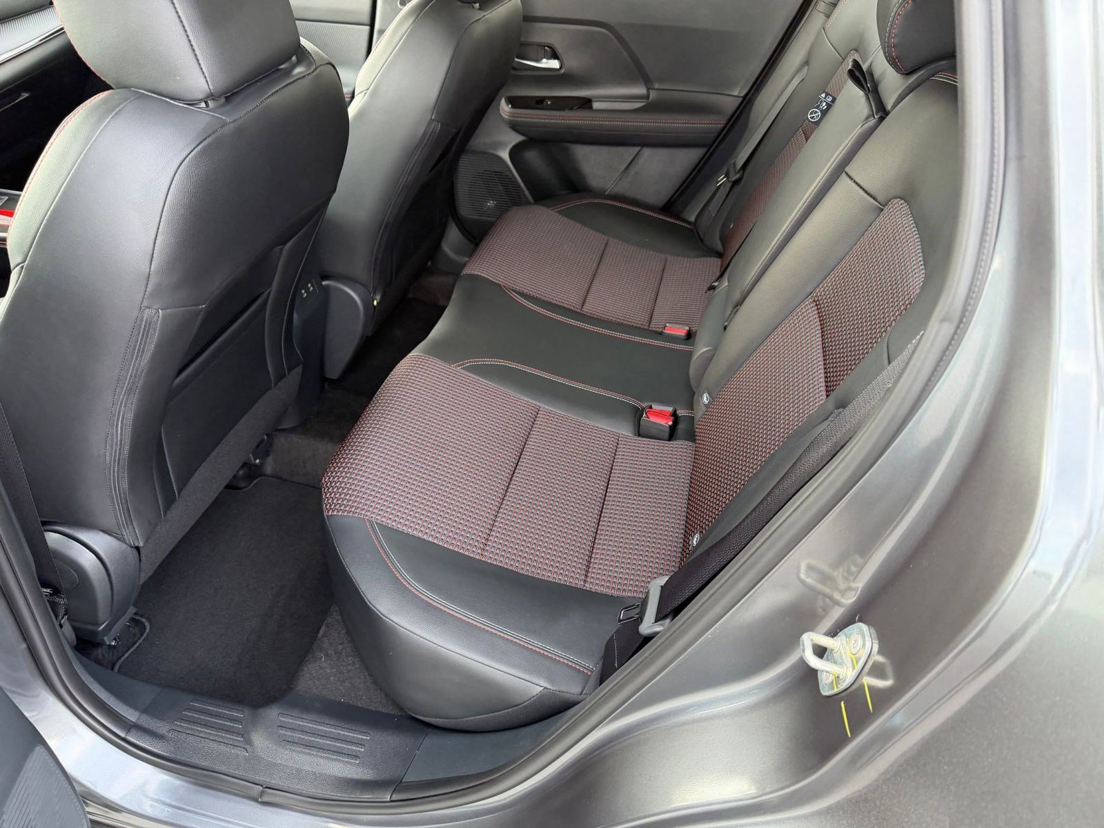 Certified 2025 Nissan Kicks SR FWD image 14