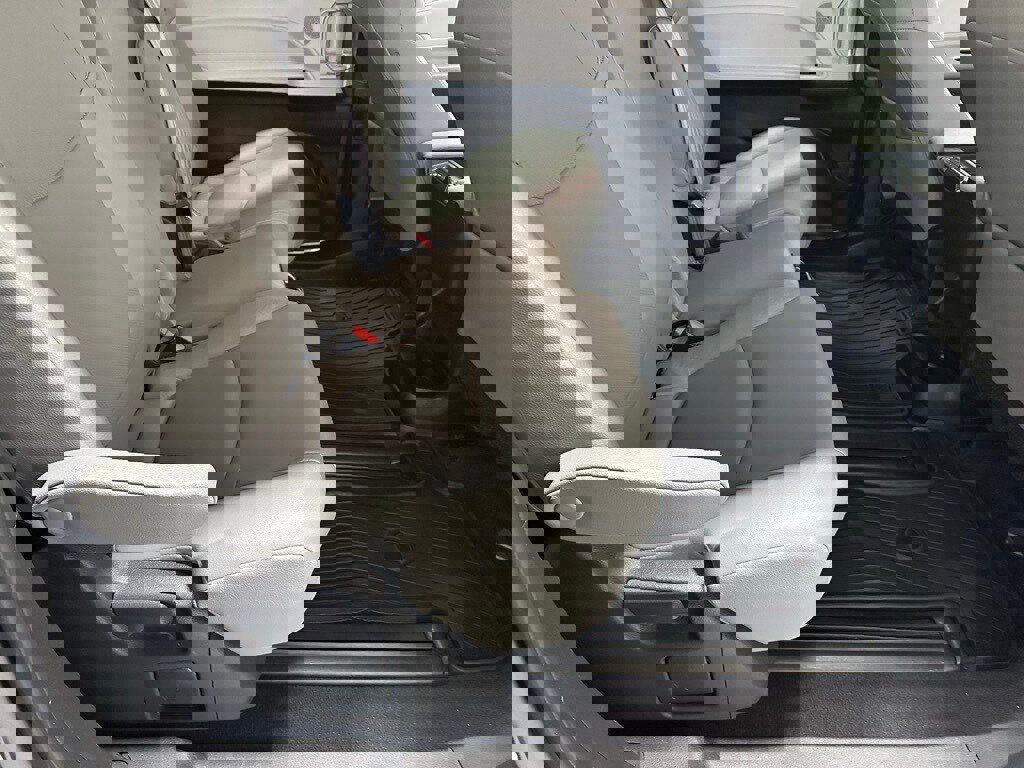 Used 2025 Toyota Sienna XLE image 56