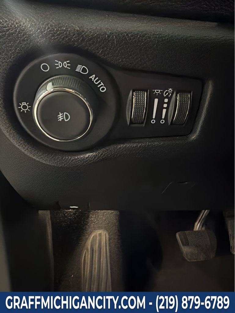 Used 2025 Chrysler Pacifica Limited FWD image 18