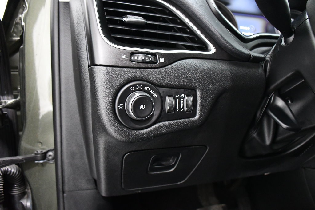 Used 2019 Jeep Cherokee Trailhawk w/ Cold Weather Group AWD/4WD image 11