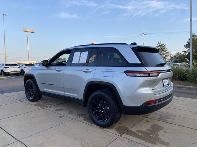 Used 2025 Jeep Grand Cherokee Altitude AWD/4WD image 8