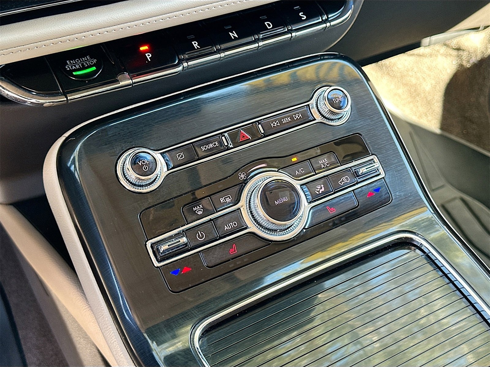 Used 2022 Lincoln Nautilus FWD w/ Premium Package image 16