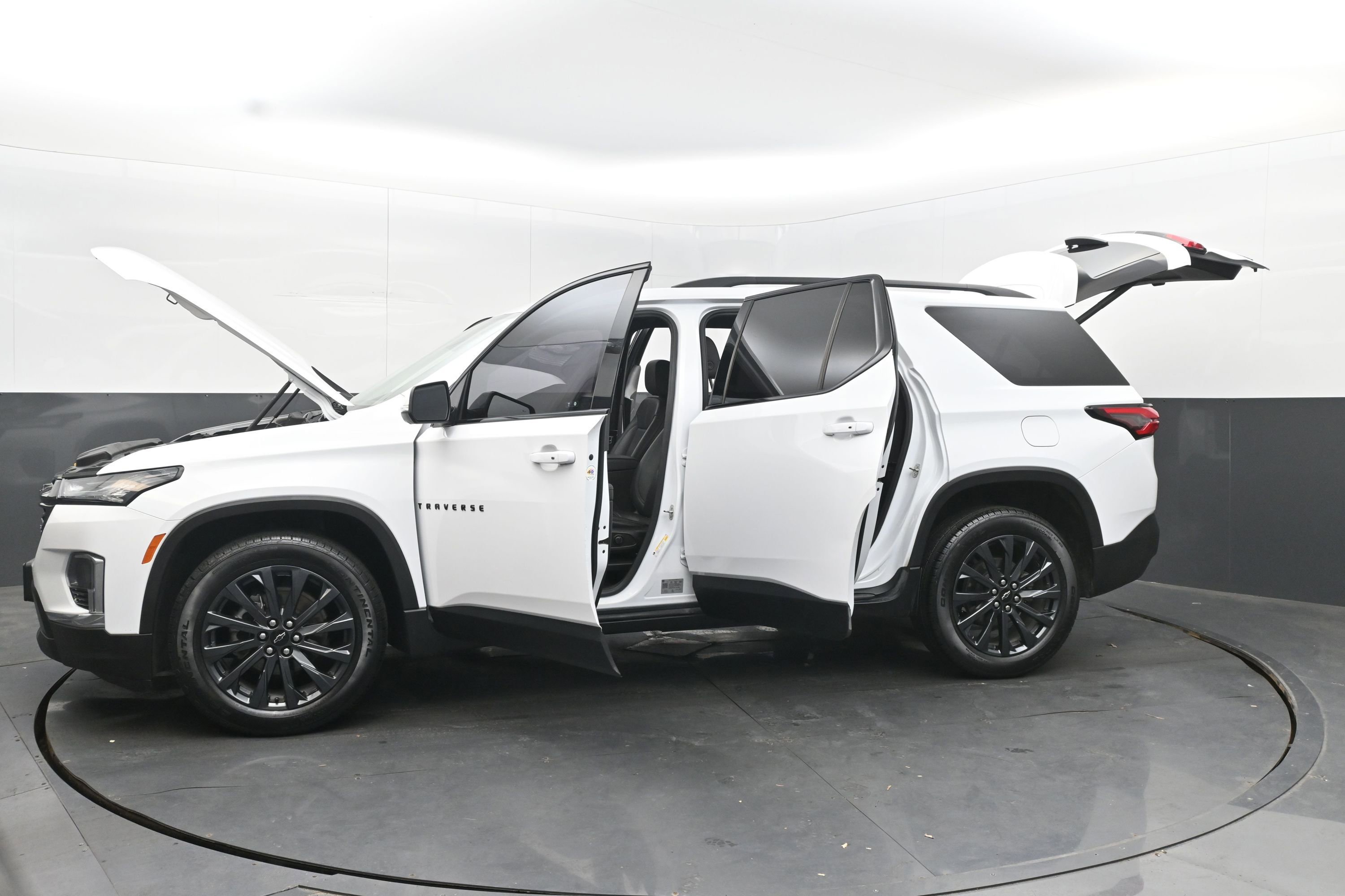 Used 2023 Chevrolet Traverse RS image 43