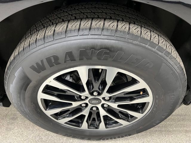 Used 2025 Ford Expedition Platinum AWD/4WD image 17