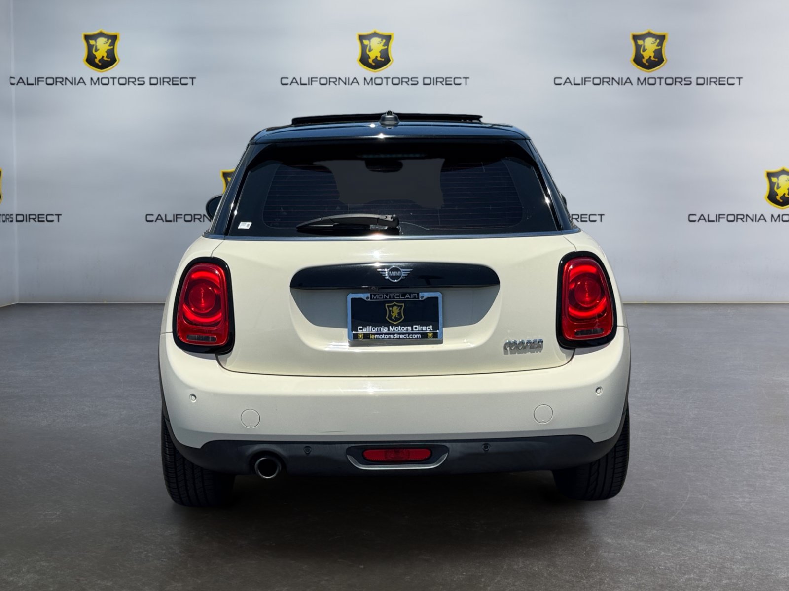 Used 2019 MINI Cooper 4-Door Hardtop w/ Signature Upholstery Package FWD image 4