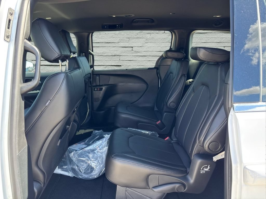New 2025 Chrysler Pacifica Select FWD image 17