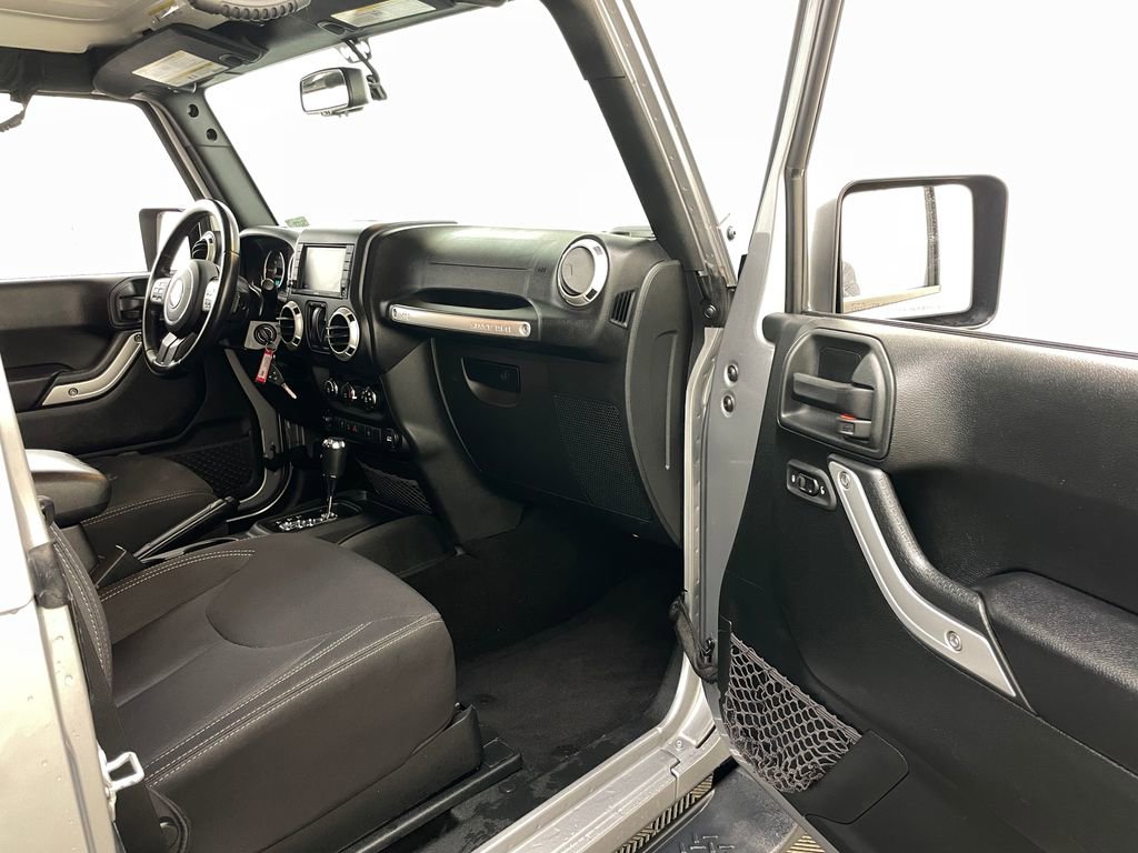 Used 2018 Jeep Wrangler Sahara w/ Connectivity Group AWD/4WD image 31