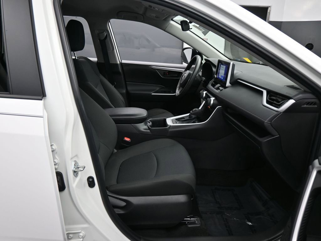 Used 2023 Toyota RAV4 LE image 31