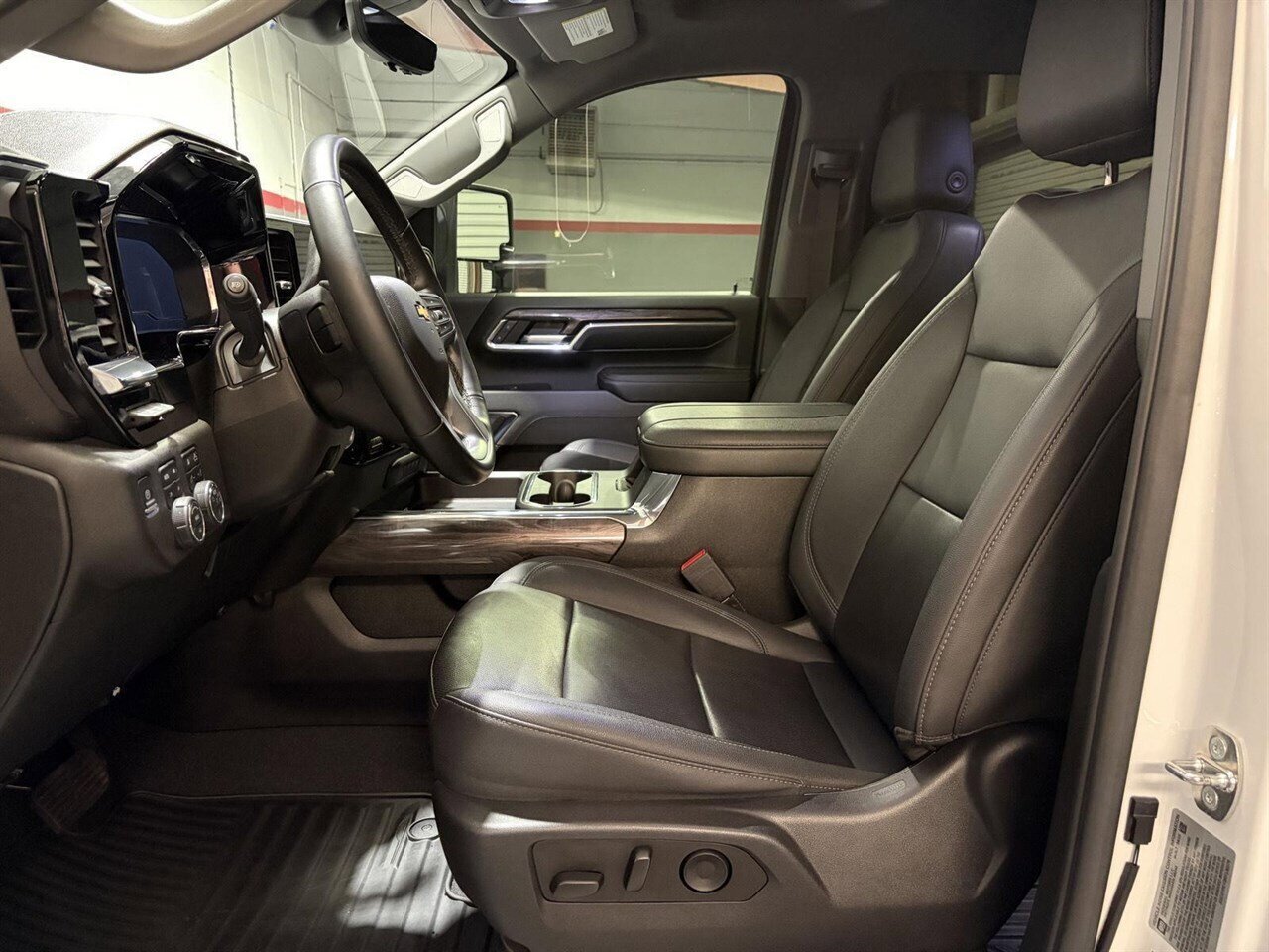 Used 2024 Chevrolet Silverado 2500 LTZ w/ LTZ Plus Package image 2