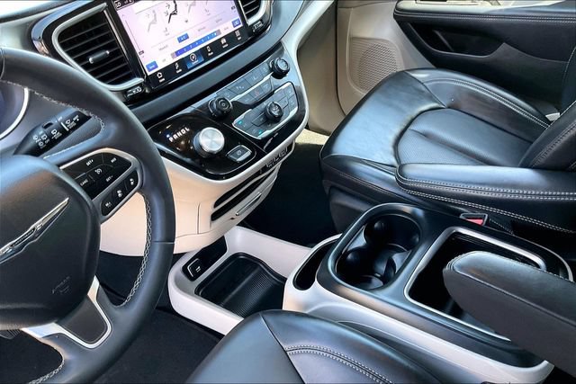 Used 2023 Chrysler Pacifica Touring-L FWD image 17