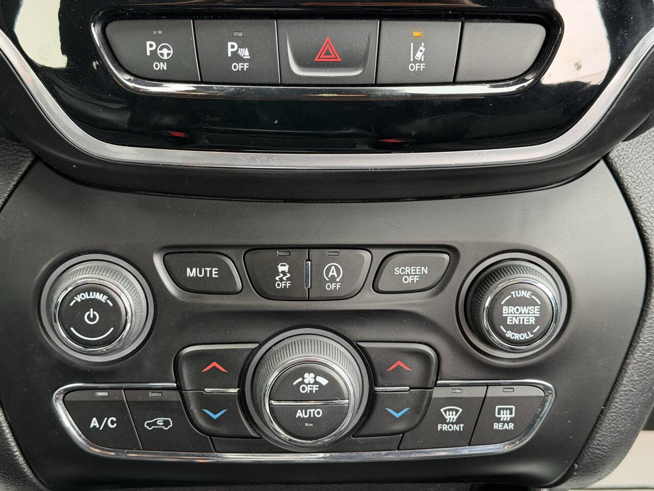 Used 2021 Jeep Cherokee Limited image 28