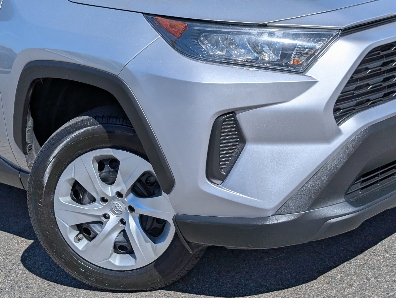 Used 2020 Toyota RAV4 LE image 10