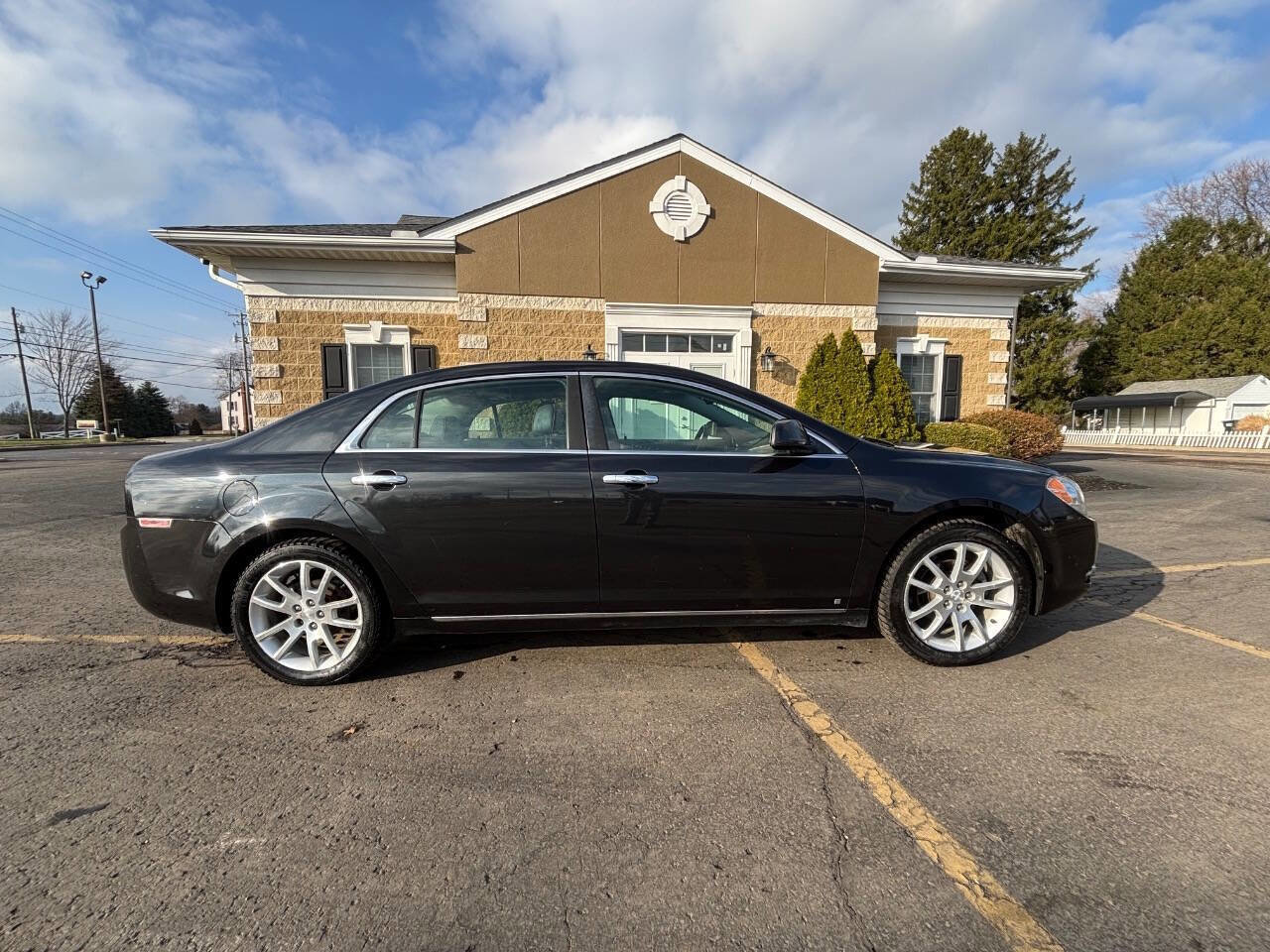 Used 2009 Chevrolet Malibu LTZ image 2