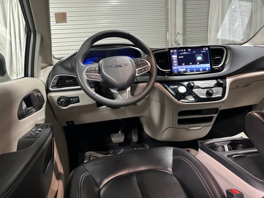 Used 2023 Chrysler Pacifica Touring-L FWD image 16