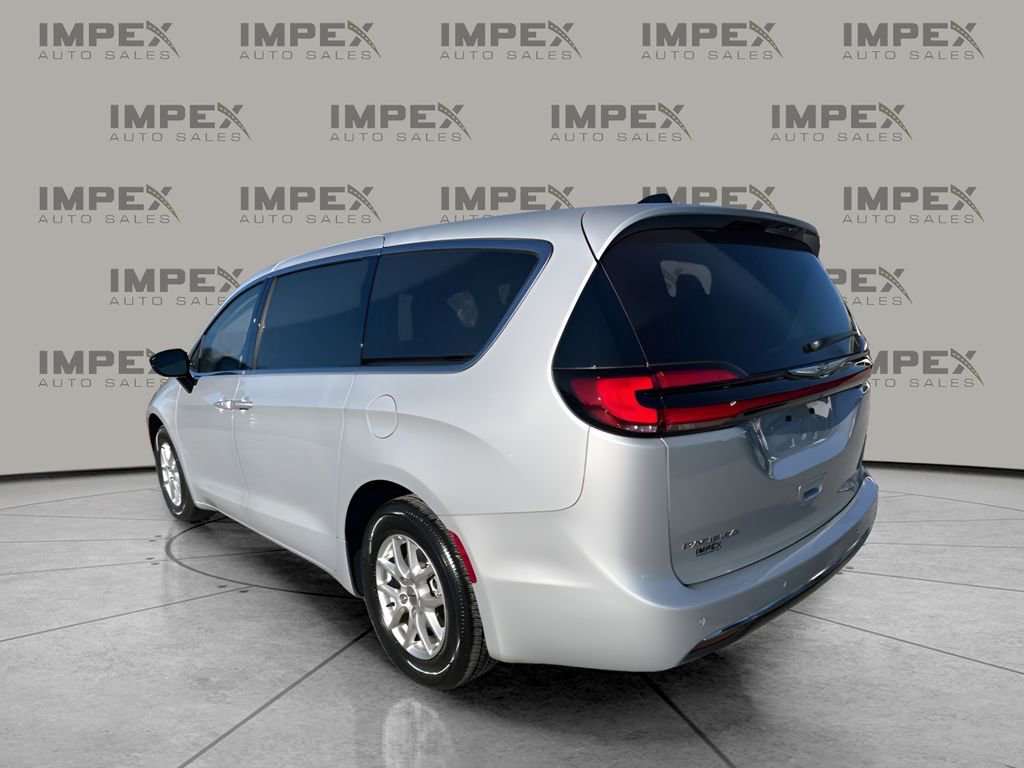 Used 2024 Chrysler Pacifica Touring-L image 3