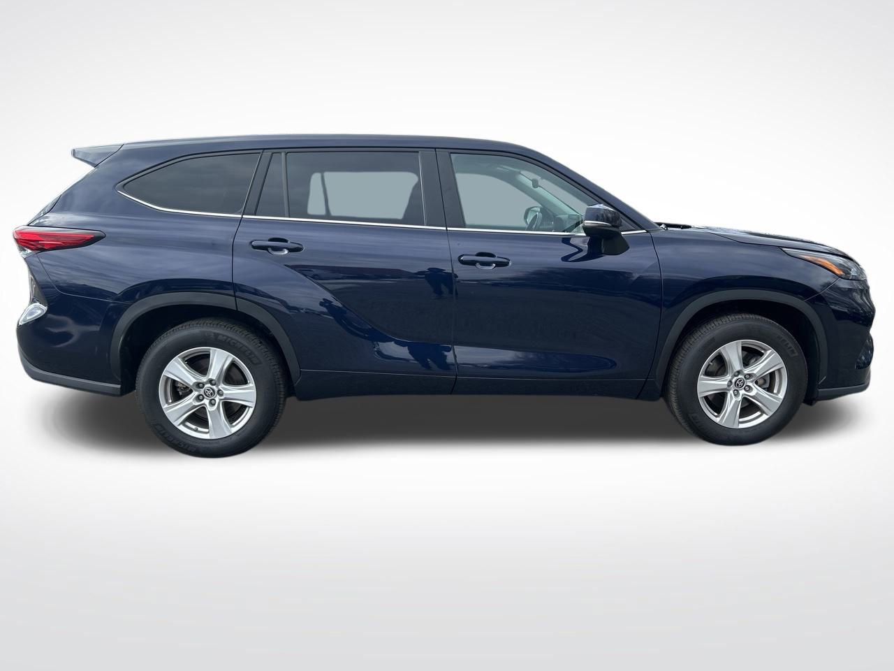 Used 2023 Toyota Highlander LE image 6
