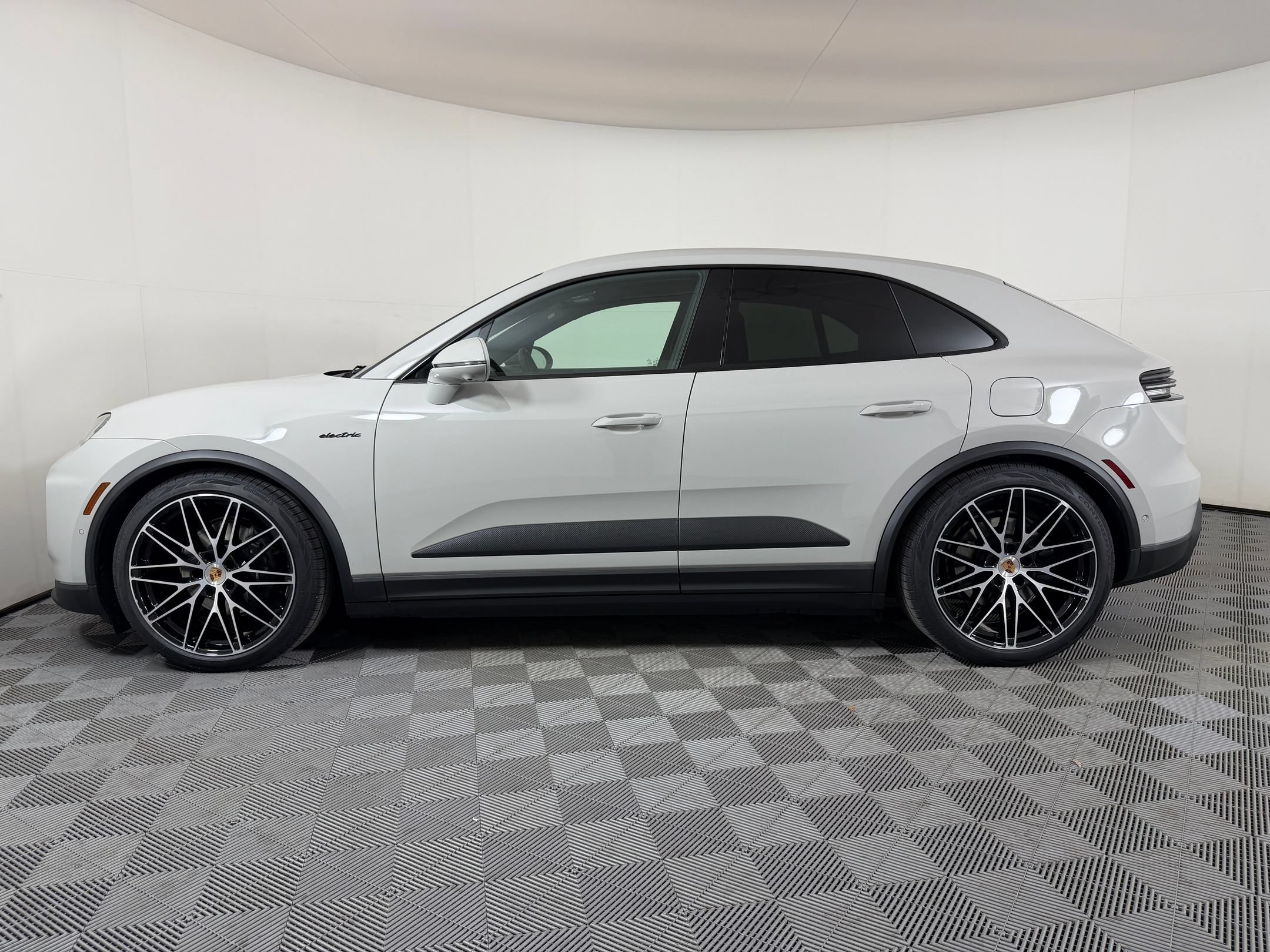 Used 2026 Porsche Macan Electric RWD image 2