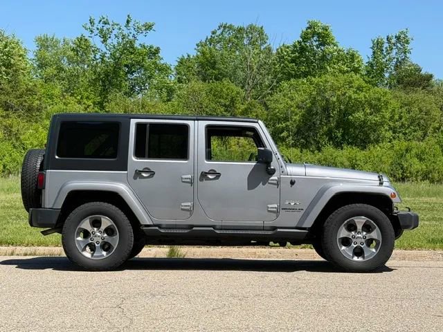Used 2016 Jeep Wrangler Unlimited Sahara w/ Dual Top Group AWD/4WD image 28