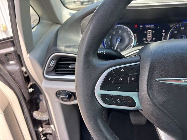 Used 2023 Chrysler Pacifica Touring-L FWD image 17