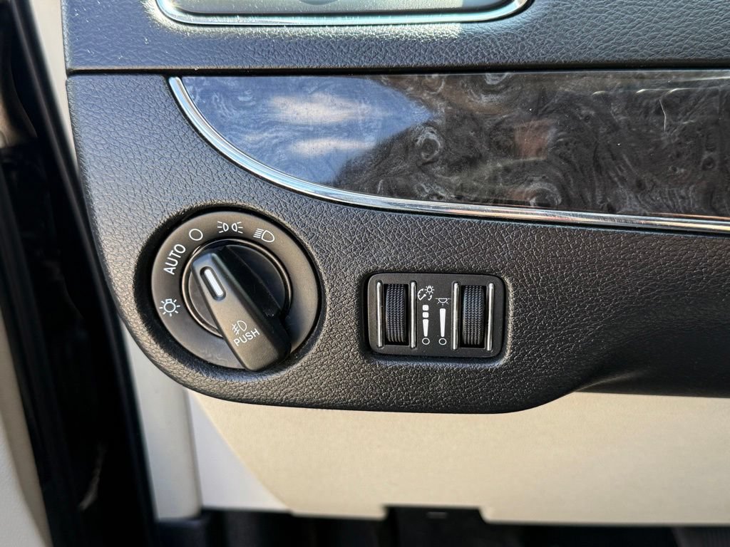 Used 2014 Chrysler Town & Country Touring FWD image 23