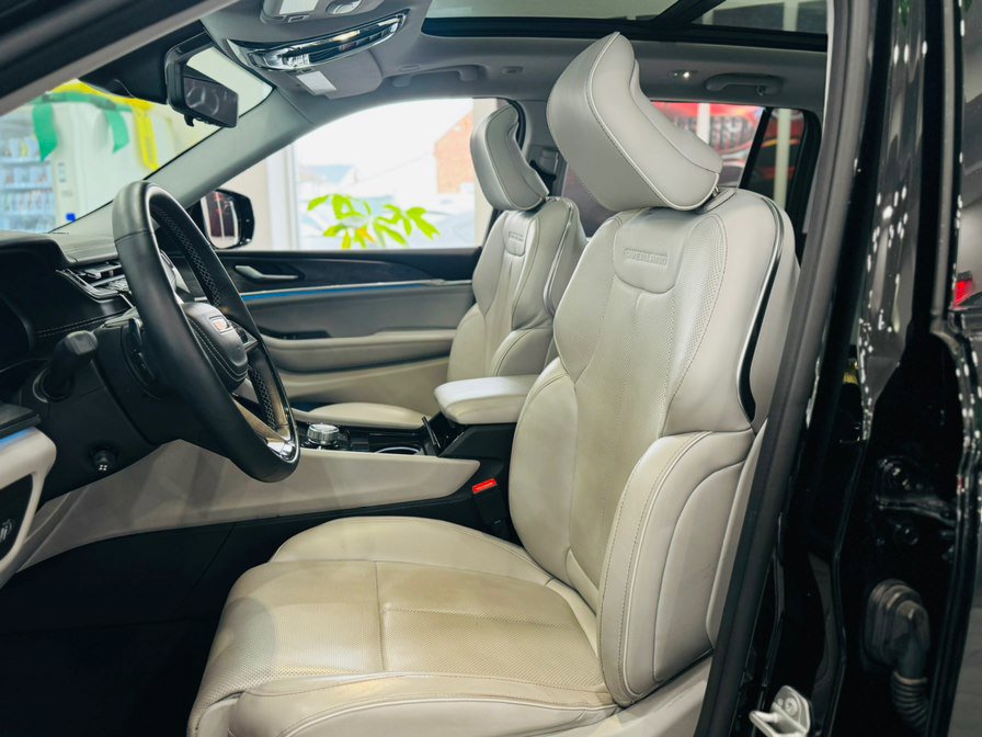 Used 2022 Jeep Grand Cherokee Overland w/ Adv Protech Group III image 15