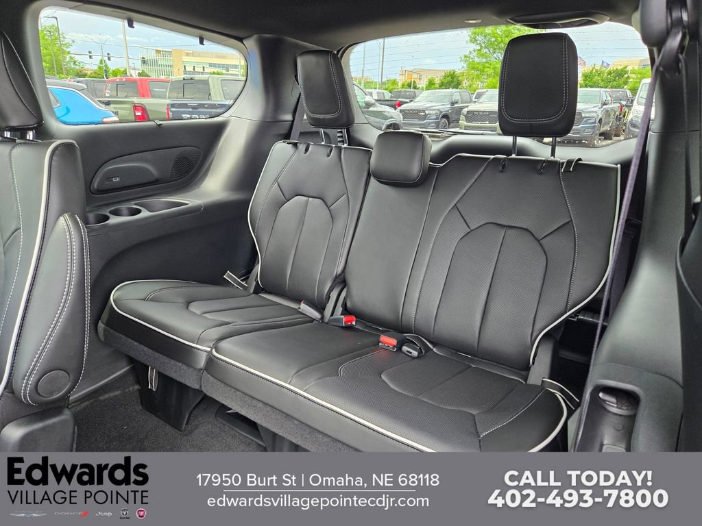 New 2027 Chrysler Pacifica Limited AWD/4WD image 30