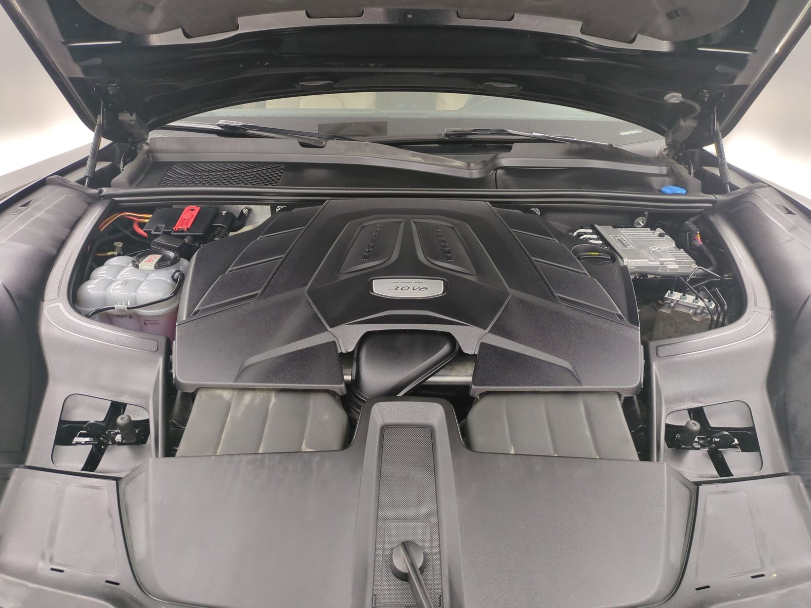 Certified 2023 Porsche Cayenne Platinum Edition image 28