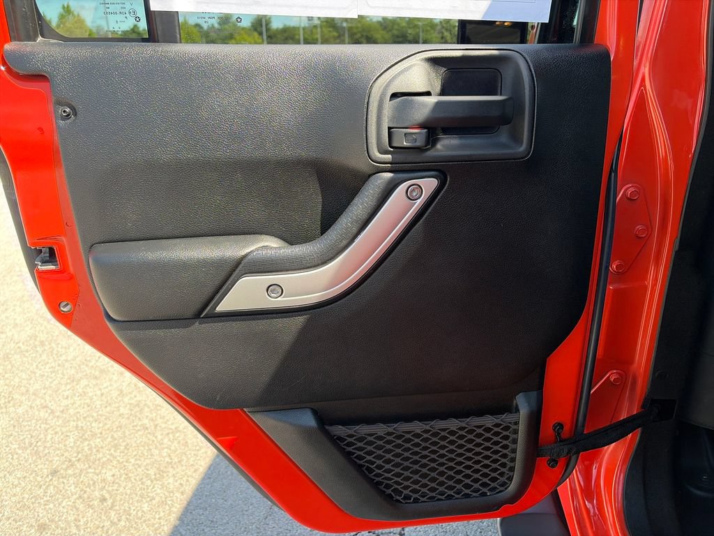 Used 2015 Jeep Wrangler Unlimited Sahara w/ Connectivity Group AWD/4WD image 26