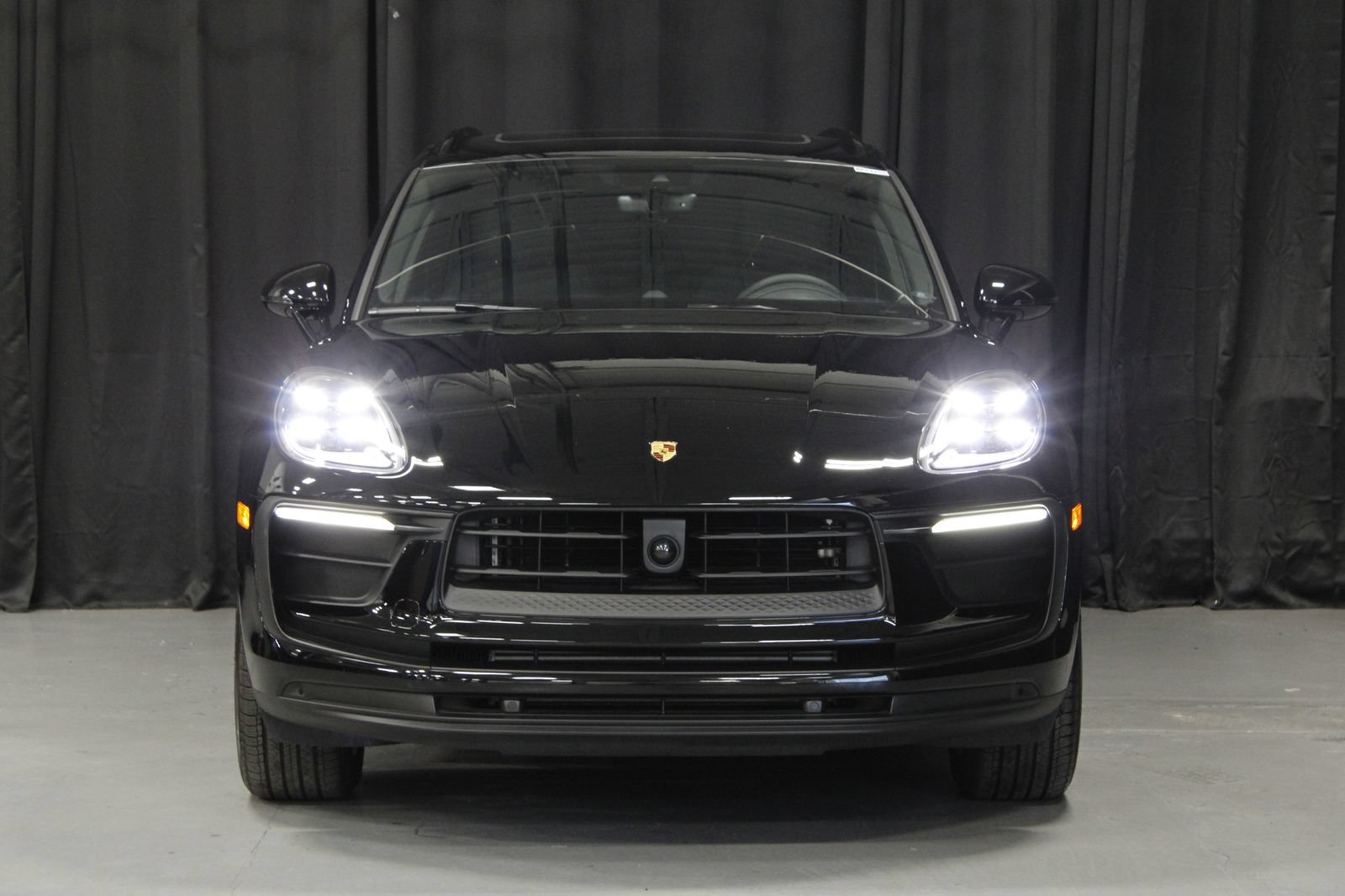 Certified 2026 Porsche Macan AWD/4WD image 10